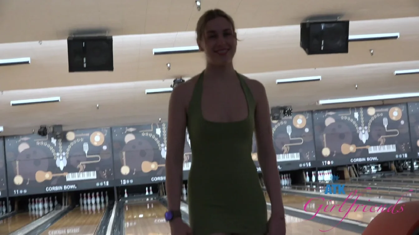 Fiona Peaches Bowling 1 XXX
